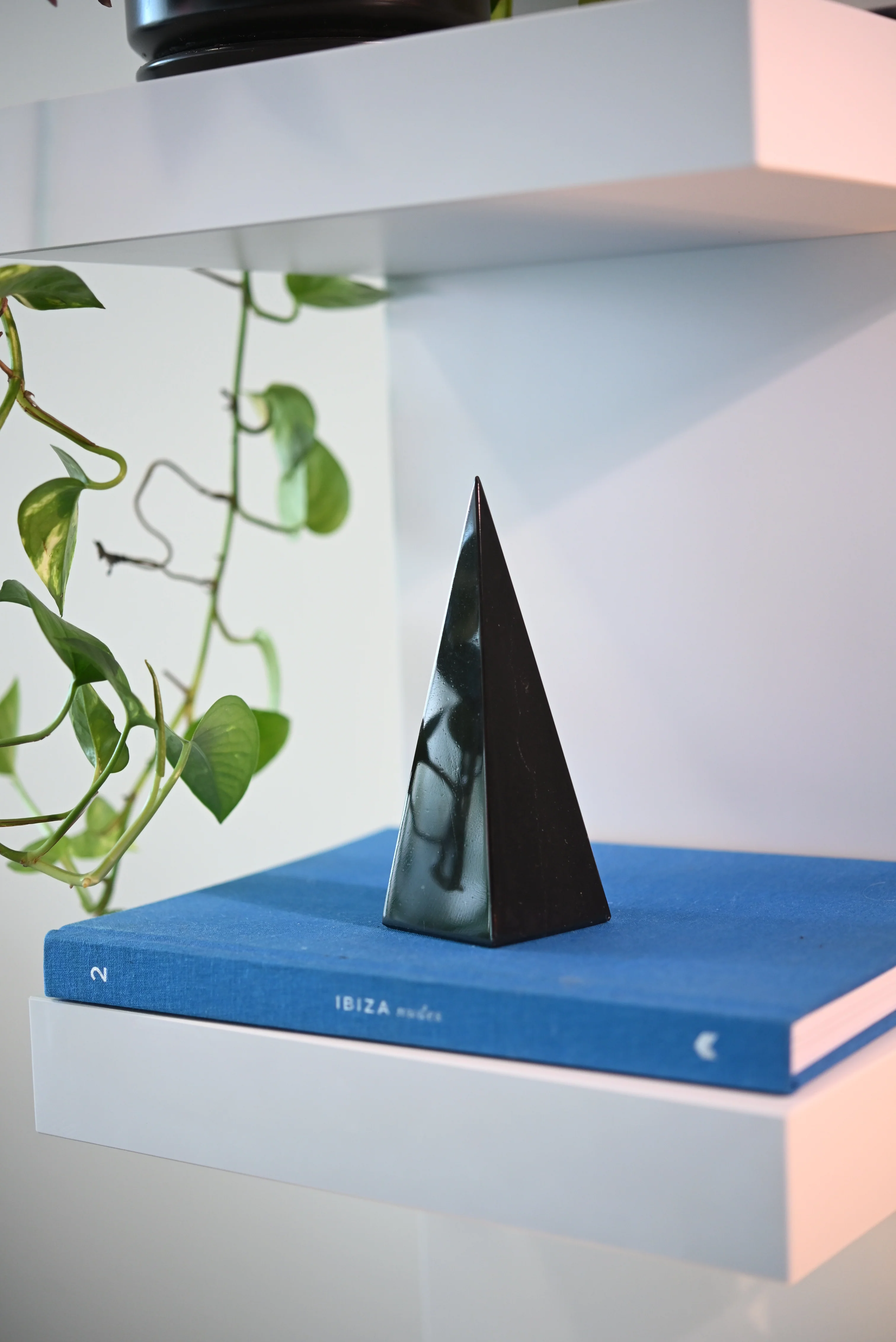 Black Onyx Tall Pyramid 8in - Image 3